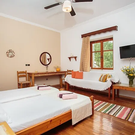 Melpomeni Villa Márpissa